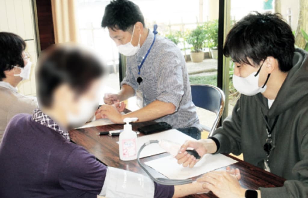 健康相談や血圧測定の様子